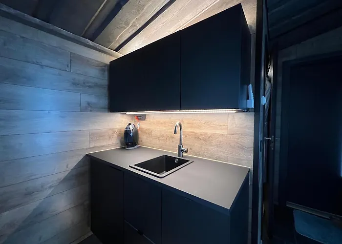 Glass Igloos By The Water - Lasisviitit